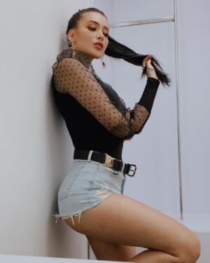 Brenda Zambrano Instagram - En lugar de tener envidia a alguien que esta triunfando, mejor tómalo de inspiración para lograr tus metas en la vida.⚡️💜 #makeup @will_makeup