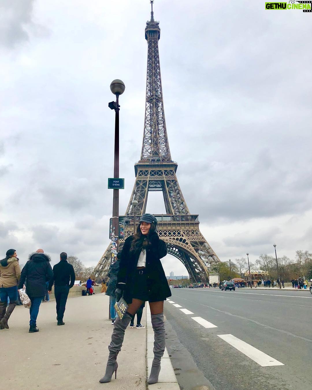 Brenda Zambrano Instagram - La vida te enseña algo nuevo todos los días.💙 Paris, France