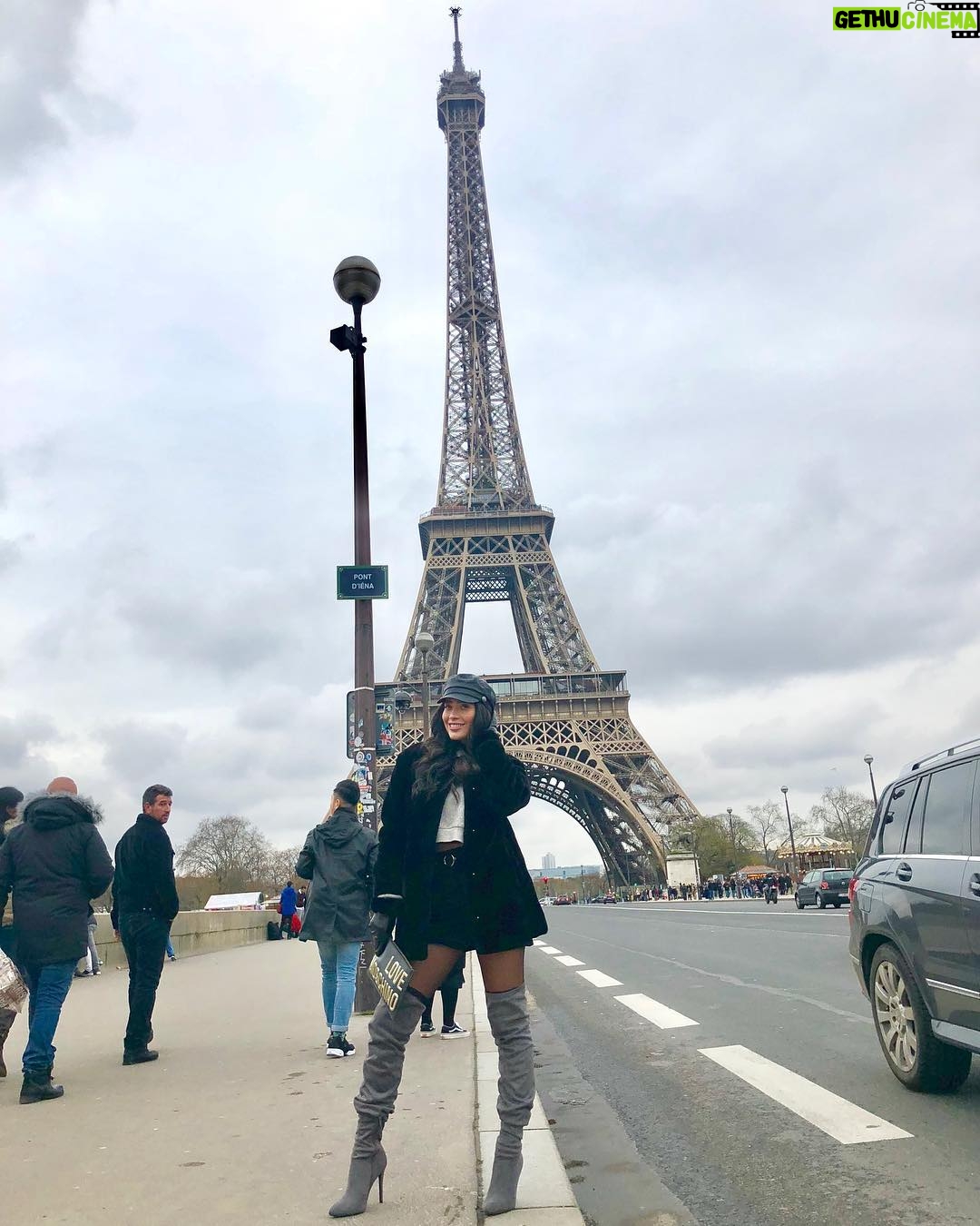 Brenda Zambrano Instagram - La vida te enseña algo nuevo todos los días.💙 Paris, France
