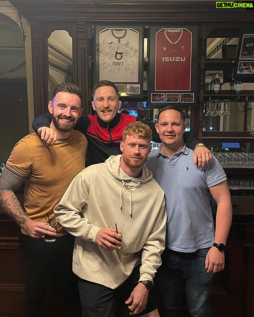 Brett Johns Instagram - @thehalfwayllanelli My Local. End of! blue collar boozer for the hard working! The Halfway In Llanelli! Remember the name! Diolch Cymru!