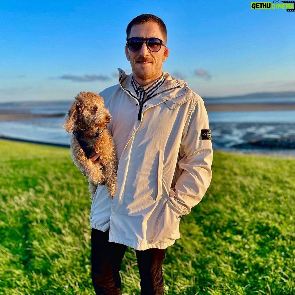 Brett Johns Instagram - Couple of snaps of @brettjohnsmma sporting the AW1998 Nylam Jacket With a removable Dutch Rope Liner from @stoneislalf. A beautiful bit of kit & in stunning condition for a 25 year old garment ! Brett is a professional MMA fighter & UFC Vet. He’s into his fashion, and just recently collaborated with @weekendoffender releasing the “Violenza” Tee. An overall sound Geeza so check him & the tee out if you haven’t already. 👊 @stoneislalf for all your Stone Island & CP Company needs 🛒🏝️😀