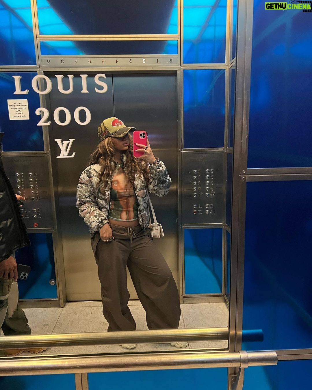 Bria Bryant Instagram - art recognizes art • • Top: @shop_solado Use Code: BRIA20 for 20% discount code 💛 Bottoms: @adika Manhattan, New York