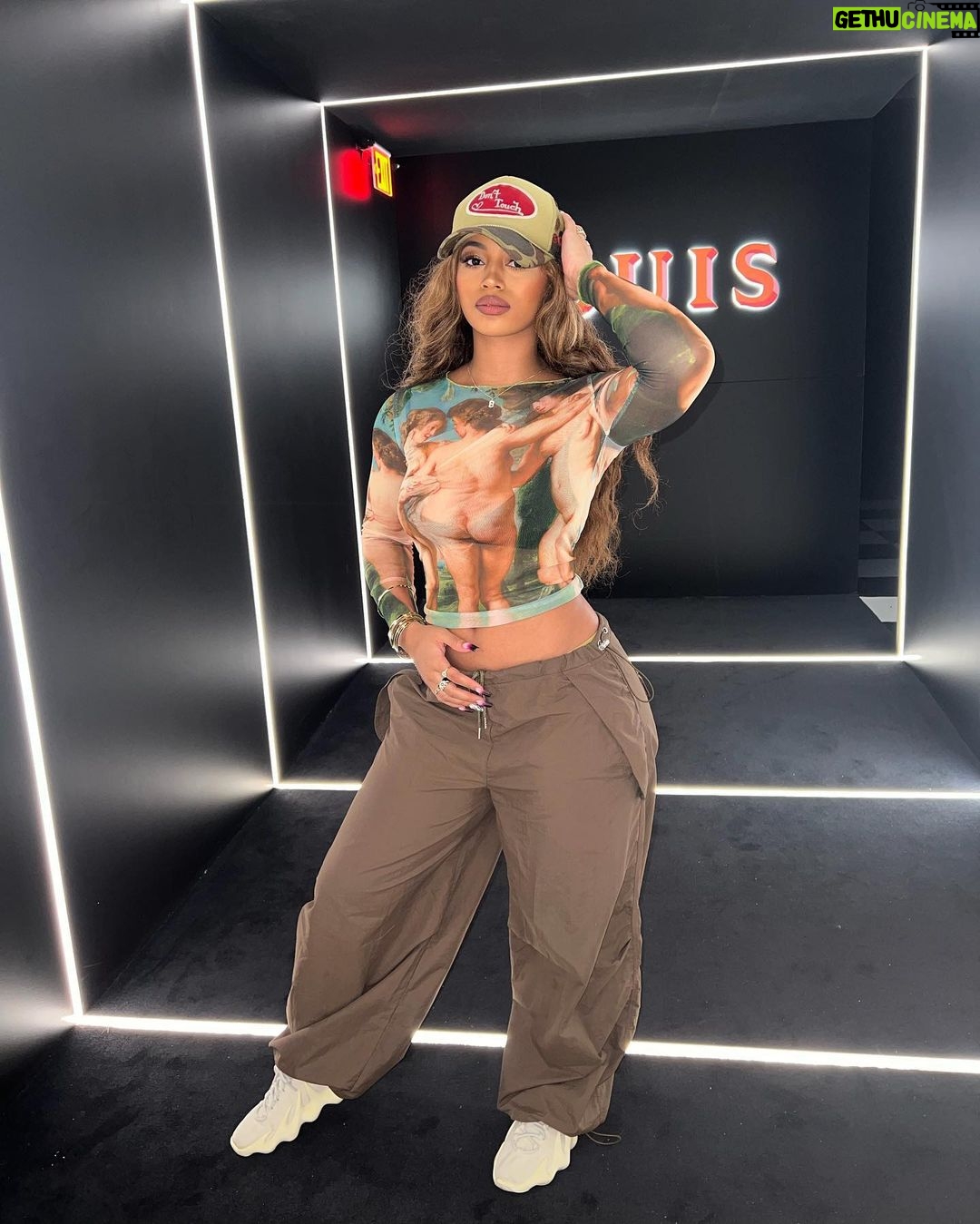 Bria Bryant Instagram - art recognizes art • • Top: @shop_solado Use Code: BRIA20 for 20% discount code 💛 Bottoms: @adika Manhattan, New York