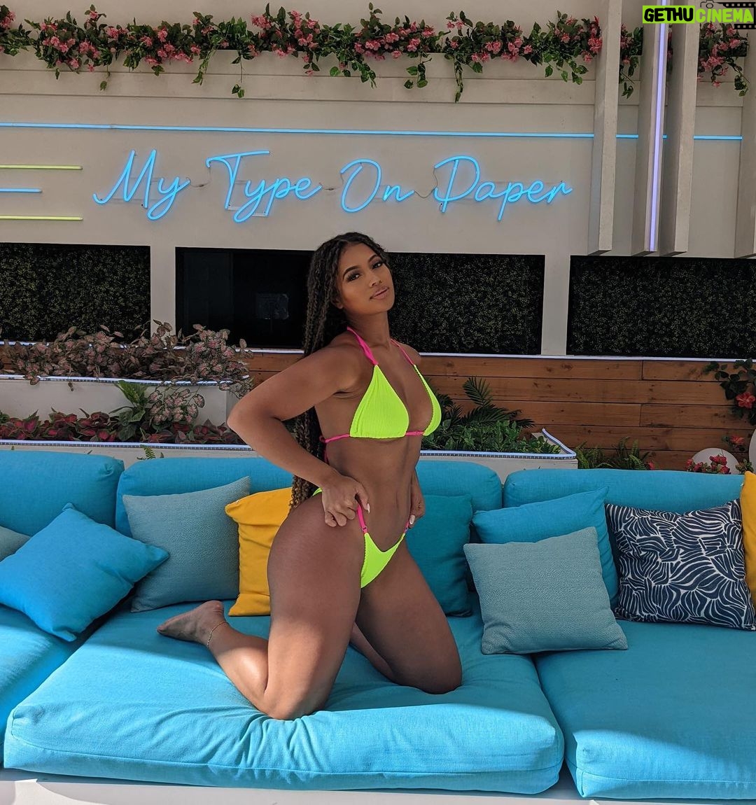 Bria Bryant Instagram - So y’all miss me? 💕 . . #loveislands4 #brb #hatersgonnahate💋