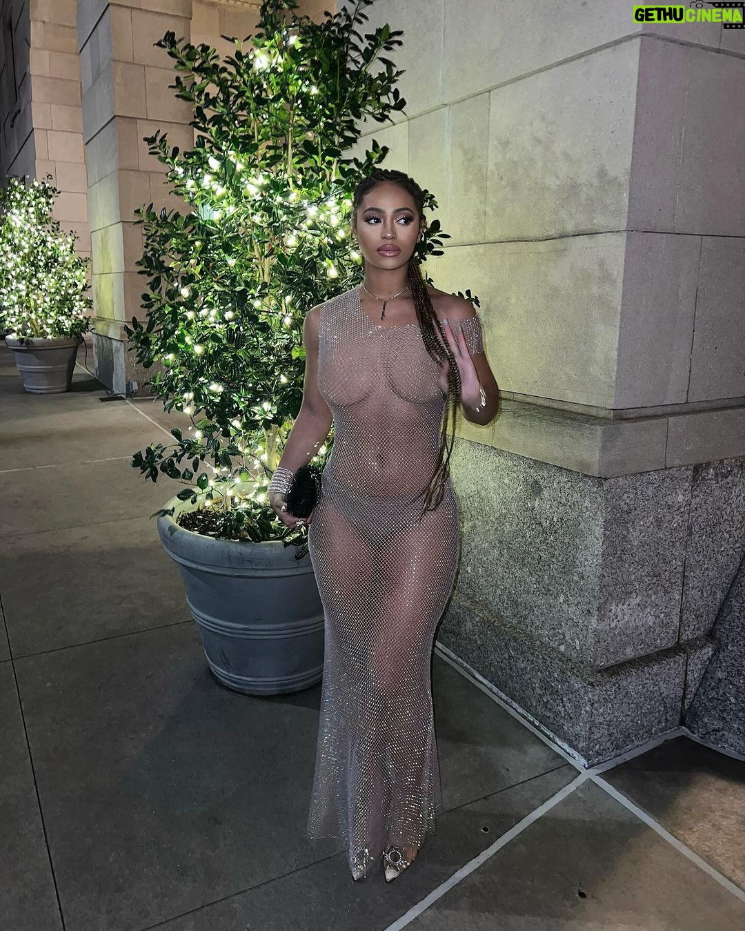 Bria Bryant Instagram - new year, same dreams, fresh start ✨🥂 Manhattan, New York