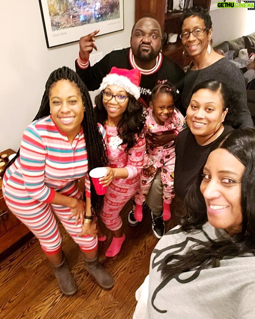 Brian Tyree Henry Instagram - It’s good to be home. 🖕🏿🎄❤ #merrychristmas #washingtondc #sisters #nieces #nightone