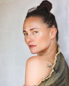 Briana Evigan Instagram - @tiaandrose glow!!! Thanks for hooking me up @rosannafaraci not only with the photo shoot but your amazing oils. Can’t wait to be lathering up with these in the jungle in Bali. Smells like a tropical island and a sandy beach. My favorite place to be. Australia