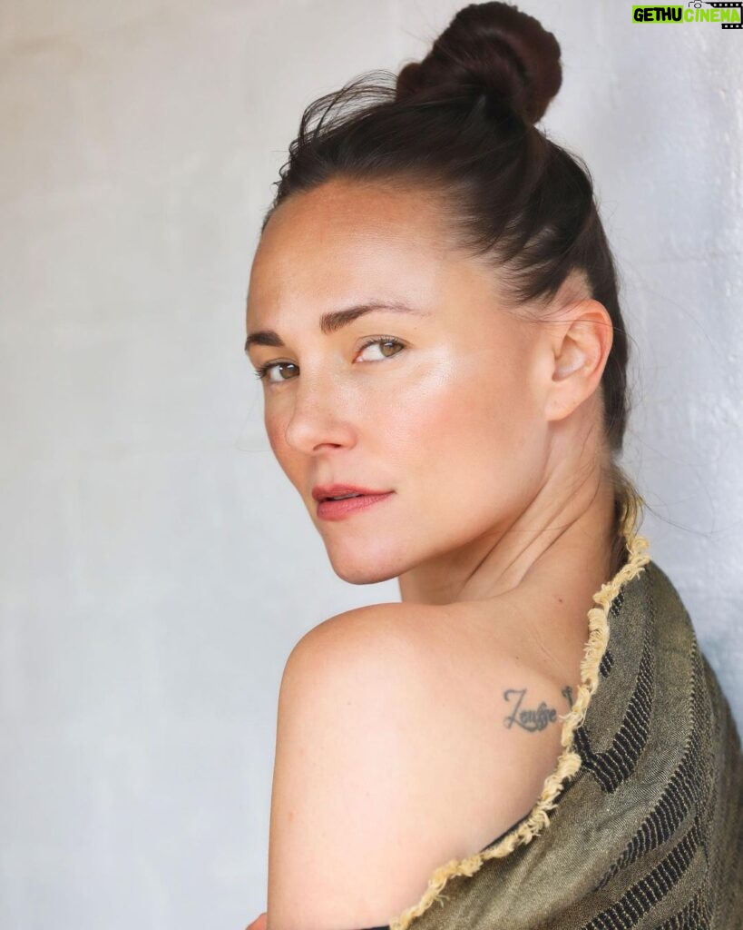 Briana Evigan Instagram - @tiaandrose glow!!! Thanks for hooking me up @rosannafaraci not only with the photo shoot but your amazing oils. Can’t wait to be lathering up with these in the jungle in Bali. Smells like a tropical island and a sandy beach. My favorite place to be. Australia