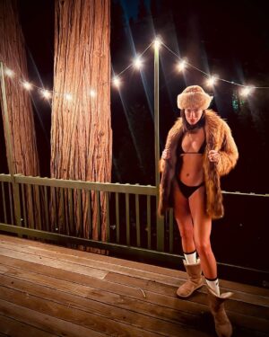 Brianna Baker Instagram - Mountain Chic 💋