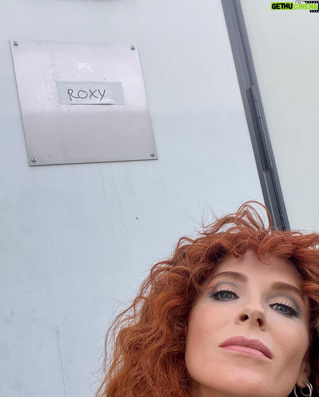 Bridget Regan Instagram - I’m an alligator I’m a mama-papa comin’ for you… R E F L E C T I O N S written by @davidagoodman1 & @rthompson1138 and directed by @dicksp8jr. Hair @chelssbarberhairstylist Face @beautyrewild #LanaMoro Fit @kerryweinrauch 🖤 @thecwwinchesters #thewinchesters
