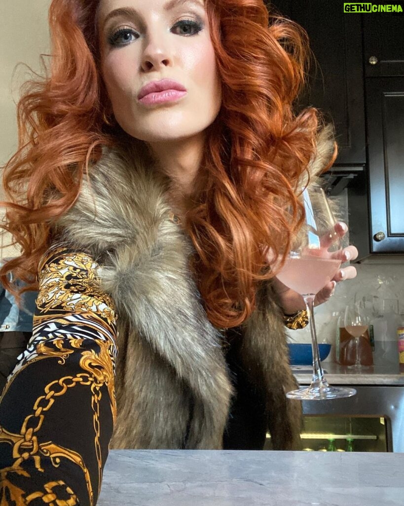 Bridget Regan Instagram - Hi sweetie, I’m Barb 💅@thingslikethismovie @themaxtshow Hair #NeridaSoto Makeup @britrischitta Costumes @wolffie78 💓