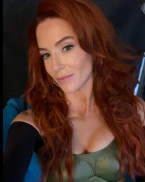 Bridget Regan Instagram - Belated photosynthesis dump 🌿🌿

@cwbatwoman @batwomanwriters 
@thecw @warnerbrostv