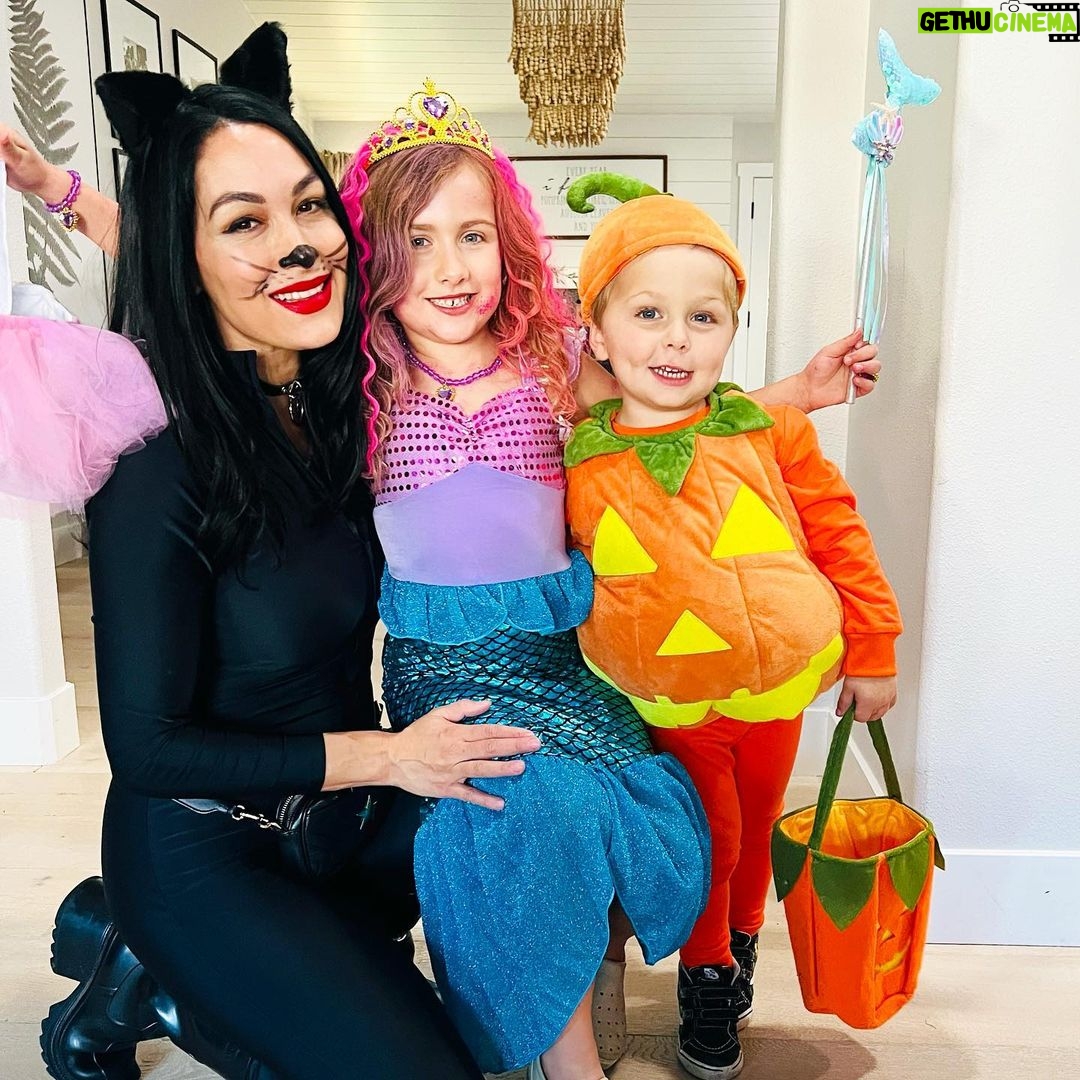 Brie Garcia Instagram - Happy Halloween!!!! 🎃🧜🏽♀️🐈⬛