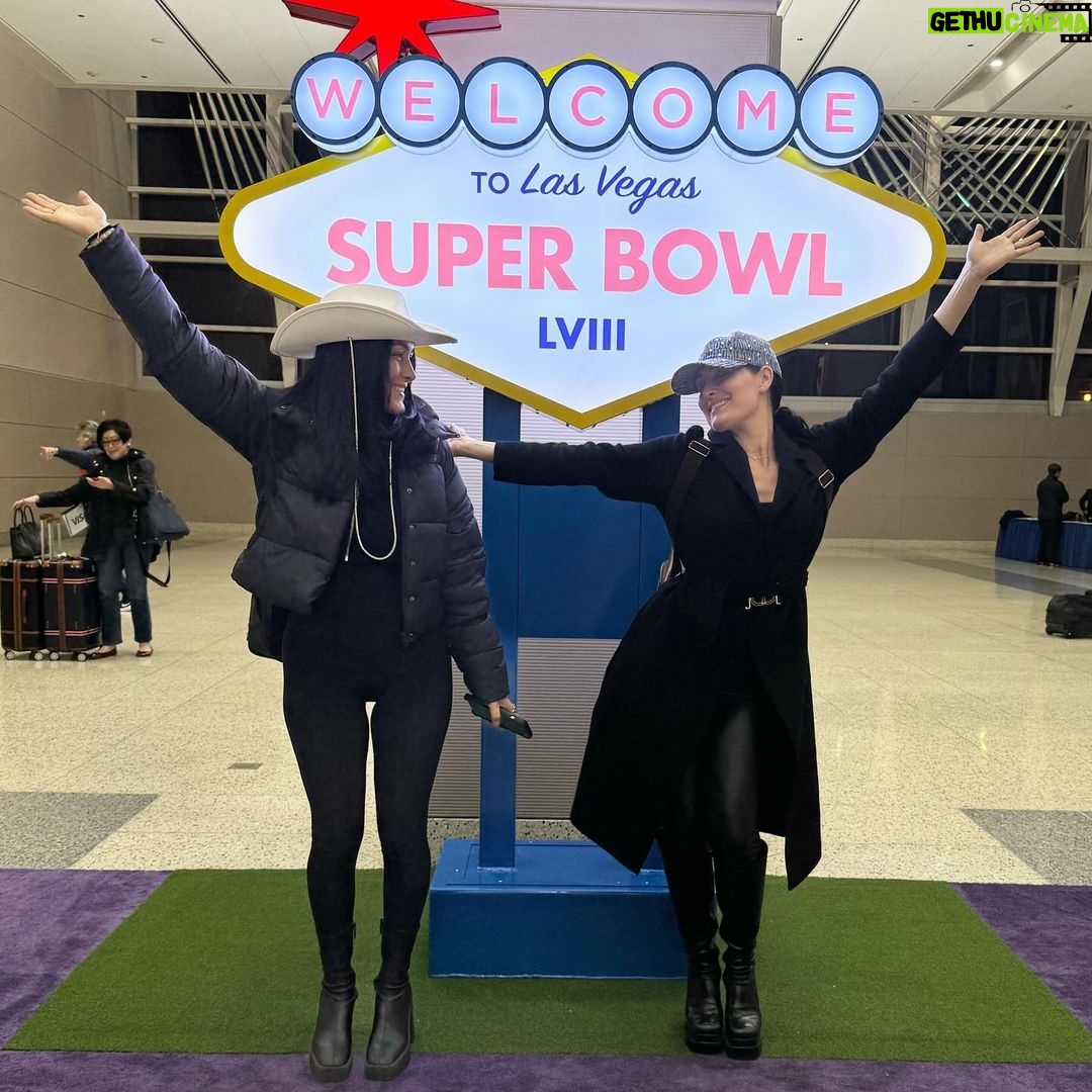Brie Garcia Instagram - We are here!!! 🏈🏈🏈🏈 @siriusxm @thenikkiandbrieshow