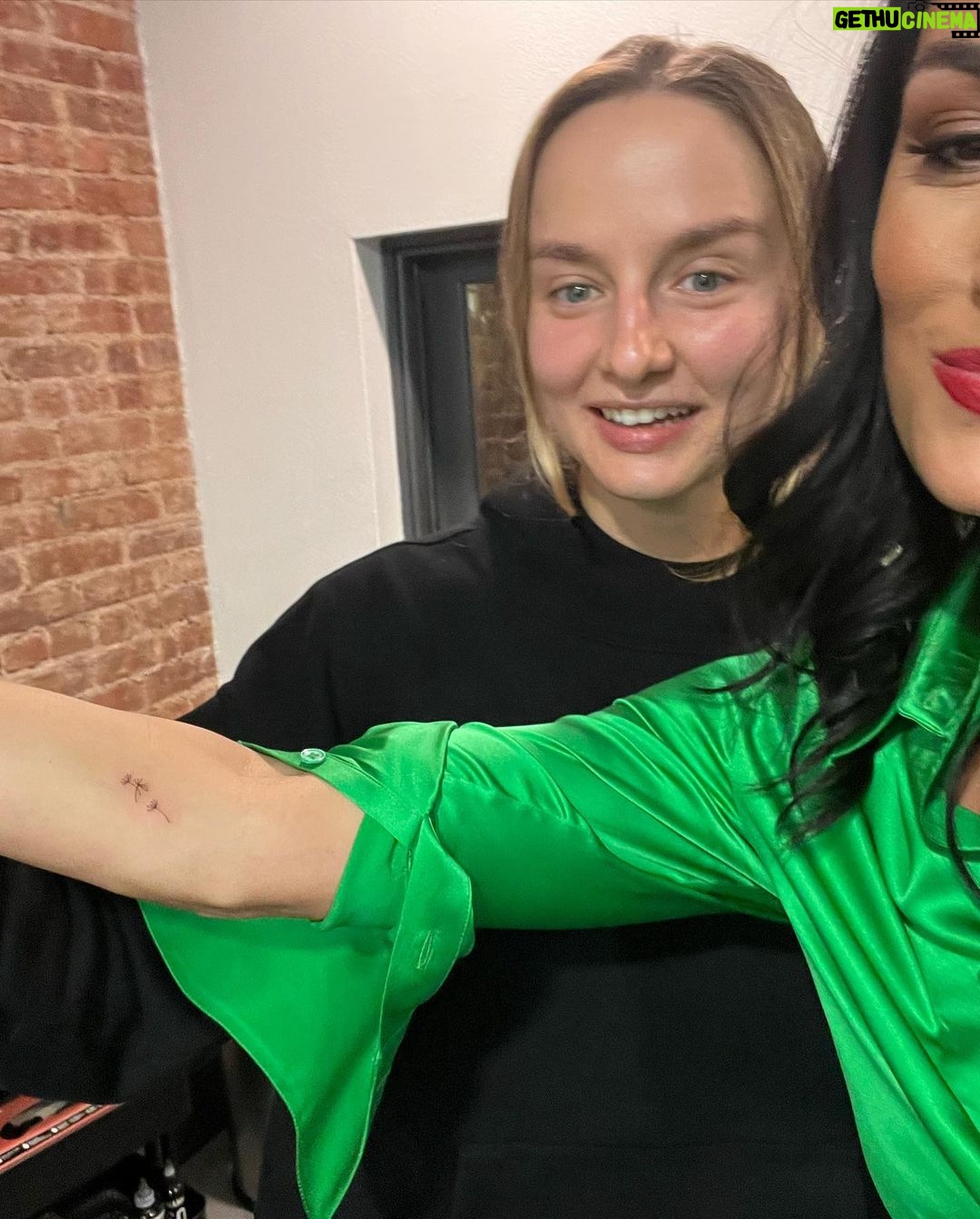 Brie Garcia Instagram - NYC 馃馃徑馃懐鈥嶁檧锔忦煡傪煑金煉曫煉嬧湪 #TwinLove
