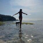 Brisa Fenoy Instagram - El viaje es hacia dentro. No hay ningún lugar al que escapar porque nunca podrás escapar de ti 🪷 viajaras y viajaras en busca de algo que ningún paisaje ningún animal ninguna persona y ningún objeto material podrá darte. Ni la mejor canción, ni la mejor melodía estarán fuera de ti. Toda la riqueza de este mundo está ahí dentro de tu cuerpo dentro de tu mente y dentro de tu espíritu, solo hay que ser valiente para perder el miedo a encontrarla y valiente para emprender el camino 🪷 Bali, Indonesia