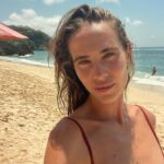 Brisa Fenoy Instagram - El viaje es hacia dentro. No hay ningún lugar al que escapar porque nunca podrás escapar de ti 🪷 viajaras y viajaras en busca de algo que ningún paisaje ningún animal ninguna persona y ningún objeto material podrá darte. Ni la mejor canción, ni la mejor melodía estarán fuera de ti. Toda la riqueza de este mundo está ahí dentro de tu cuerpo dentro de tu mente y dentro de tu espíritu, solo hay que ser valiente para perder el miedo a encontrarla y valiente para emprender el camino 🪷 Bali, Indonesia