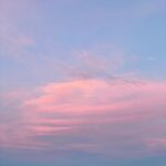 Brisa Fenoy Instagram - Colores nuevos. días claros y más largos. Sol solsticio de invierno. Tú que me enseñas el cambio en cada día y en cada respiración llena de esperanza y de nuevas posibilidades de explorar la infinitud de mi ser. Quien soy cuando no soy. Las impresiones de mis experiencias se expresan. Lo no dicho y lo no hecho. Sale la sal de mi mar. Azul. Luna llena 🌕 sol vibrante, me contagio de vuestro cambio y la aceptación. Me curo a la par vuestra. Huir de mi nunca fue una opción. Enfrentar la guerrera que dentro de mi me susurra y me dice.. la verdad. Sol nuestro soledad solo sola solamente solitud soltar sostener … sol sol sol . Feliz solsticio feliz presente feliz noche feliz dia 🌕🌞 #solstice Tarifa, Spain