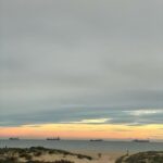 Brisa Fenoy Instagram - Colores nuevos. días claros y más largos. Sol solsticio de invierno. Tú que me enseñas el cambio en cada día y en cada respiración llena de esperanza y de nuevas posibilidades de explorar la infinitud de mi ser. Quien soy cuando no soy. Las impresiones de mis experiencias se expresan. Lo no dicho y lo no hecho. Sale la sal de mi mar. Azul. Luna llena 🌕 sol vibrante, me contagio de vuestro cambio y la aceptación. Me curo a la par vuestra. Huir de mi nunca fue una opción. Enfrentar la guerrera que dentro de mi me susurra y me dice.. la verdad. Sol nuestro soledad solo sola solamente solitud soltar sostener … sol sol sol . Feliz solsticio feliz presente feliz noche feliz dia 🌕🌞 #solstice Tarifa, Spain