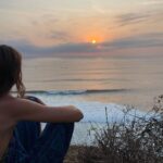 Brisa Fenoy Instagram - Si sonríes al mundo el mundo te sonríe 🪷 el mundo que te rodea es una proyección de tu mundo interior. Creas lo que eres. Este año he aprendido a elegir, elegir pensamientos, elegir alimento, elegir respirar, elegir discernir, elegir perdonar, elegir soltar.. con decisión. Elijo sanar. Elijo sonreír. Y me elijo a mi 🪷 La meditación me ayuda a elegir. Agradezco agradezco agradezco 🪷 otro día. Otra oportunidad. Otro atardecer. Otra respiracion. Sin forzar. Todo lo que mereces te será recompensando. Sin expectativas. Sin forzar. Sin desear… solo respirar solo sonreir solo dar… para recibir 🪷#namaste #mashallah Bali, Indonesia