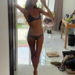 Brisa Fenoy Instagram - Eterno regalo presente continuo abrazos que con la respiración se funden en este sin tiempo ojos que vieron que lloraron que alcanzaron respuestas ya no hay confianza solo certeza. Si tú supieras el dolor y la alegría que hay dentro del espacio infinito de mi corazón. No hay un lugar exacto fuera y nunca lo habrá. Todo lugar se encuentra dentro en lo más profundo, en lo más honesto, en lo más puro. El agua con sal sanará todas mis heridas y cicatrizarán con el sol. Gracias universo infinito gracias creador gracias dioses gracias sol por iluminarnos cada día y hacerlo lo más hermoso que existe Bali, Indonesia