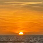 Brisa Fenoy Instagram - Colores nuevos. días claros y más largos. Sol solsticio de invierno. Tú que me enseñas el cambio en cada día y en cada respiración llena de esperanza y de nuevas posibilidades de explorar la infinitud de mi ser. Quien soy cuando no soy. Las impresiones de mis experiencias se expresan. Lo no dicho y lo no hecho. Sale la sal de mi mar. Azul. Luna llena 🌕 sol vibrante, me contagio de vuestro cambio y la aceptación. Me curo a la par vuestra. Huir de mi nunca fue una opción. Enfrentar la guerrera que dentro de mi me susurra y me dice.. la verdad. Sol nuestro soledad solo sola solamente solitud soltar sostener … sol sol sol . Feliz solsticio feliz presente feliz noche feliz dia 🌕🌞 #solstice Tarifa, Spain