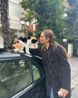 Brisa Fenoy Instagram - Estambul es el reino de Los felinos 🐈‍⬛ Yo nunca he tenido gatos y nunca había estado en contacto con ellos, aquí hay por cada esquina por cada calle en cada tienda en cada casa, los cuidan les dan de comer y los protegen, viven salvajes y libres en la ciudad, hay bebederos y comederos por todos lados y viven como reyes. Quizás en el invierno más duro lo pasen peor aunque tienen sus casitas para resguardarse del frío también.. nunca he visto tantos gatos juntos y que los amen los respeten y los cuiden así de bien🧿 para ellos son sagrados.. y para mi.. que hermosos y poderosos son .. Todos los gatos tienen el poder, a diario, de eliminar la energía negativa acumulada en nuestro cuerpo. Mientras dormimos, ellos absorben esta energía. Los gatos adoran dormir con nosotros pues nos protegen de cualquier amenaza espiritual que podamos sufrir mientras dormimos. Los Gatos son seres muy poderosos energéticamente es como si nos hicieran reiki. Absorben la energía negativa y la transmutan mientras duermen en energía positiva. Aquí algunas muestras de ello 🐅