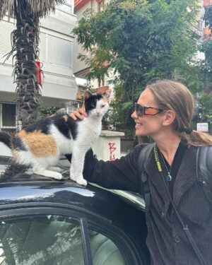 Brisa Fenoy Instagram - Estambul es el reino de Los felinos 🐈‍⬛ Yo nunca he tenido gatos y nunca había estado en contacto con ellos, aquí hay por cada esquina por cada calle en cada tienda en cada casa, los cuidan les dan de comer y los protegen, viven salvajes y libres en la ciudad, hay bebederos y comederos por todos lados y viven como reyes. Quizás en el invierno más duro lo pasen peor aunque tienen sus casitas para resguardarse del frío también.. nunca he visto tantos gatos juntos y que los amen los respeten y los cuiden así de bien🧿 para ellos son sagrados.. y para mi.. que hermosos y poderosos son .. Todos los gatos tienen el poder, a diario, de eliminar la energía negativa acumulada en nuestro cuerpo. Mientras dormimos, ellos absorben esta energía. Los gatos adoran dormir con nosotros pues nos protegen de cualquier amenaza espiritual que podamos sufrir mientras dormimos. Los Gatos son seres muy poderosos energéticamente es como si nos hicieran reiki. Absorben la energía negativa y la transmutan mientras duermen en energía positiva. Aquí algunas muestras de ello 🐅