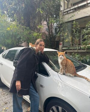 Brisa Fenoy Instagram - Estambul es el reino de Los felinos 🐈‍⬛ Yo nunca he tenido gatos y nunca había estado en contacto con ellos, aquí hay por cada esquina por cada calle en cada tienda en cada casa, los cuidan les dan de comer y los protegen, viven salvajes y libres en la ciudad, hay bebederos y comederos por todos lados y viven como reyes. Quizás en el invierno más duro lo pasen peor aunque tienen sus casitas para resguardarse del frío también.. nunca he visto tantos gatos juntos y que los amen los respeten y los cuiden así de bien🧿 para ellos son sagrados.. y para mi.. que hermosos y poderosos son .. Todos los gatos tienen el poder, a diario, de eliminar la energía negativa acumulada en nuestro cuerpo. Mientras dormimos, ellos absorben esta energía. Los gatos adoran dormir con nosotros pues nos protegen de cualquier amenaza espiritual que podamos sufrir mientras dormimos. Los Gatos son seres muy poderosos energéticamente es como si nos hicieran reiki. Absorben la energía negativa y la transmutan mientras duermen en energía positiva. Aquí algunas muestras de ello 🐅