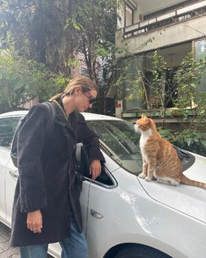 Brisa Fenoy Instagram - Estambul es el reino de Los felinos 🐈‍⬛ Yo nunca he tenido gatos y nunca había estado en contacto con ellos, aquí hay por cada esquina por cada calle en cada tienda en cada casa, los cuidan les dan de comer y los protegen, viven salvajes y libres en la ciudad, hay bebederos y comederos por todos lados y viven como reyes. Quizás en el invierno más duro lo pasen peor aunque tienen sus casitas para resguardarse del frío también.. nunca he visto tantos gatos juntos y que los amen los respeten y los cuiden así de bien🧿 para ellos son sagrados.. y para mi.. que hermosos y poderosos son .. Todos los gatos tienen el poder, a diario, de eliminar la energía negativa acumulada en nuestro cuerpo. Mientras dormimos, ellos absorben esta energía. Los gatos adoran dormir con nosotros pues nos protegen de cualquier amenaza espiritual que podamos sufrir mientras dormimos. Los Gatos son seres muy poderosos energéticamente es como si nos hicieran reiki. Absorben la energía negativa y la transmutan mientras duermen en energía positiva. Aquí algunas muestras de ello 🐅