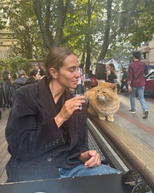 Brisa Fenoy Instagram - Estambul es el reino de Los felinos 🐈‍⬛ Yo nunca he tenido gatos y nunca había estado en contacto con ellos, aquí hay por cada esquina por cada calle en cada tienda en cada casa, los cuidan les dan de comer y los protegen, viven salvajes y libres en la ciudad, hay bebederos y comederos por todos lados y viven como reyes. Quizás en el invierno más duro lo pasen peor aunque tienen sus casitas para resguardarse del frío también.. nunca he visto tantos gatos juntos y que los amen los respeten y los cuiden así de bien🧿 para ellos son sagrados.. y para mi.. que hermosos y poderosos son .. Todos los gatos tienen el poder, a diario, de eliminar la energía negativa acumulada en nuestro cuerpo. Mientras dormimos, ellos absorben esta energía. Los gatos adoran dormir con nosotros pues nos protegen de cualquier amenaza espiritual que podamos sufrir mientras dormimos. Los Gatos son seres muy poderosos energéticamente es como si nos hicieran reiki. Absorben la energía negativa y la transmutan mientras duermen en energía positiva. Aquí algunas muestras de ello 🐅