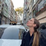 Brisa Fenoy Instagram - Estambul es el reino de Los felinos 🐈‍⬛ Yo nunca he tenido gatos y nunca había estado en contacto con ellos, aquí hay por cada esquina por cada calle en cada tienda en cada casa, los cuidan les dan de comer y los protegen, viven salvajes y libres en la ciudad, hay bebederos y comederos por todos lados y viven como reyes. Quizás en el invierno más duro lo pasen peor aunque tienen sus casitas para resguardarse del frío también.. nunca he visto tantos gatos juntos y que los amen los respeten y los cuiden así de bien🧿 para ellos son sagrados.. y para mi.. que hermosos y poderosos son .. Todos los gatos tienen el poder, a diario, de eliminar la energía negativa acumulada en nuestro cuerpo. Mientras dormimos, ellos absorben esta energía. Los gatos adoran dormir con nosotros pues nos protegen de cualquier amenaza espiritual que podamos sufrir mientras dormimos. Los Gatos son seres muy poderosos energéticamente es como si nos hicieran reiki. Absorben la energía negativa y la transmutan mientras duermen en energía positiva. Aquí algunas muestras de ello 🐅 İstanbul - Türkiye