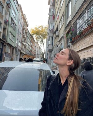 Brisa Fenoy Instagram - Estambul es el reino de Los felinos 🐈‍⬛ Yo nunca he tenido gatos y nunca había estado en contacto con ellos, aquí hay por cada esquina por cada calle en cada tienda en cada casa, los cuidan les dan de comer y los protegen, viven salvajes y libres en la ciudad, hay bebederos y comederos por todos lados y viven como reyes. Quizás en el invierno más duro lo pasen peor aunque tienen sus casitas para resguardarse del frío también.. nunca he visto tantos gatos juntos y que los amen los respeten y los cuiden así de bien🧿 para ellos son sagrados.. y para mi.. que hermosos y poderosos son .. Todos los gatos tienen el poder, a diario, de eliminar la energía negativa acumulada en nuestro cuerpo. Mientras dormimos, ellos absorben esta energía. Los gatos adoran dormir con nosotros pues nos protegen de cualquier amenaza espiritual que podamos sufrir mientras dormimos. Los Gatos son seres muy poderosos energéticamente es como si nos hicieran reiki. Absorben la energía negativa y la transmutan mientras duermen en energía positiva. Aquí algunas muestras de ello 🐅