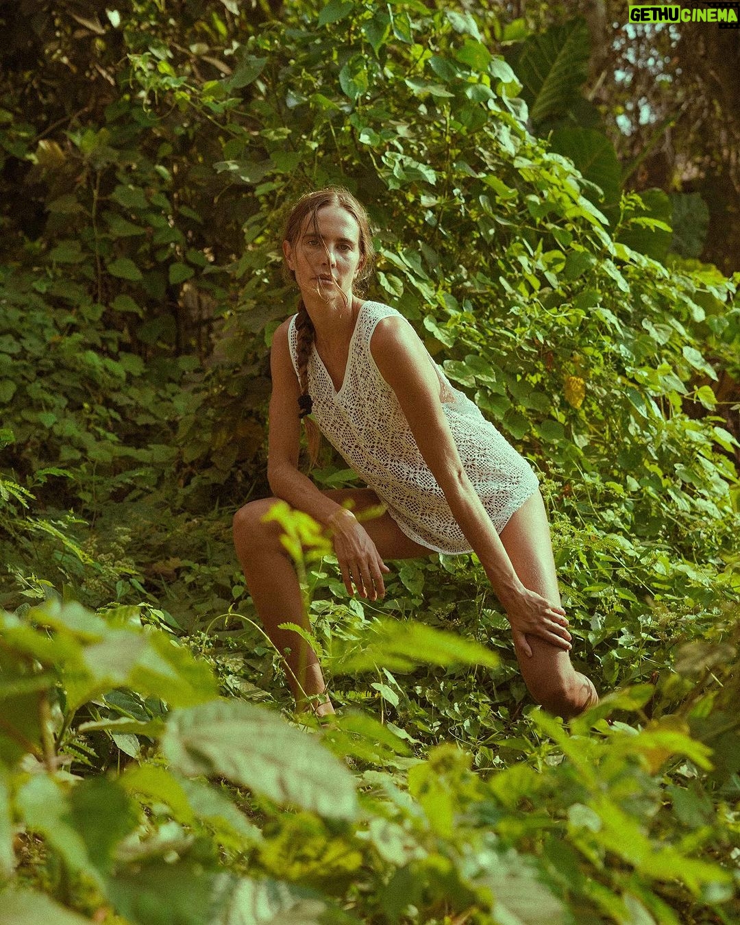 Brisa Fenoy Instagram - Lo que la oruga interpreta como el fin del mundo es para aquel que mantiene la calma el nacimiento de una mariposa 🦋 Thanks for this beautiful and purest #portrait @reynaldiharisy #location @nuanu_city @labyrinth.bali #Bali