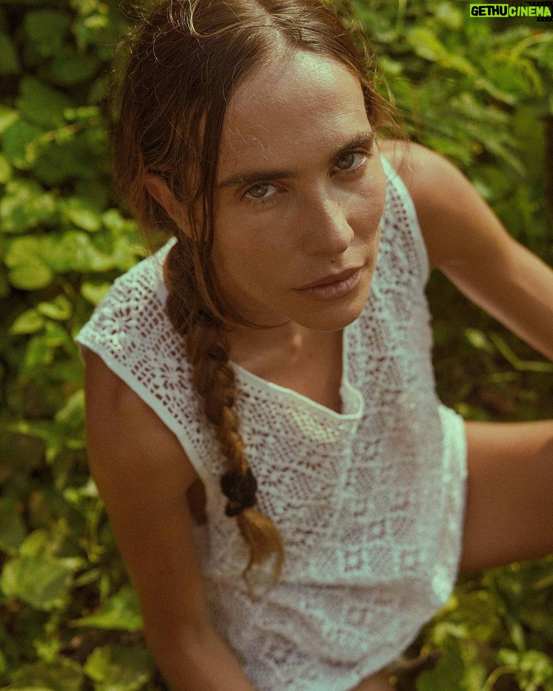Brisa Fenoy Instagram - Lo que la oruga interpreta como el fin del mundo es para aquel que mantiene la calma el nacimiento de una mariposa 🦋 Thanks for this beautiful and purest #portrait @reynaldiharisy #location @nuanu_city @labyrinth.bali #Bali