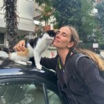 Brisa Fenoy Instagram - Estambul es el reino de Los felinos 🐈‍⬛ Yo nunca he tenido gatos y nunca había estado en contacto con ellos, aquí hay por cada esquina por cada calle en cada tienda en cada casa, los cuidan les dan de comer y los protegen, viven salvajes y libres en la ciudad, hay bebederos y comederos por todos lados y viven como reyes. Quizás en el invierno más duro lo pasen peor aunque tienen sus casitas para resguardarse del frío también.. nunca he visto tantos gatos juntos y que los amen los respeten y los cuiden así de bien🧿 para ellos son sagrados.. y para mi.. que hermosos y poderosos son .. Todos los gatos tienen el poder, a diario, de eliminar la energía negativa acumulada en nuestro cuerpo. Mientras dormimos, ellos absorben esta energía. Los gatos adoran dormir con nosotros pues nos protegen de cualquier amenaza espiritual que podamos sufrir mientras dormimos. Los Gatos son seres muy poderosos energéticamente es como si nos hicieran reiki. Absorben la energía negativa y la transmutan mientras duermen en energía positiva. Aquí algunas muestras de ello 🐅 İstanbul - Türkiye