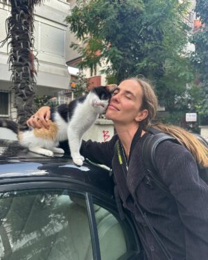Brisa Fenoy Instagram - Estambul es el reino de Los felinos 🐈‍⬛ Yo nunca he tenido gatos y nunca había estado en contacto con ellos, aquí hay por cada esquina por cada calle en cada tienda en cada casa, los cuidan les dan de comer y los protegen, viven salvajes y libres en la ciudad, hay bebederos y comederos por todos lados y viven como reyes. Quizás en el invierno más duro lo pasen peor aunque tienen sus casitas para resguardarse del frío también.. nunca he visto tantos gatos juntos y que los amen los respeten y los cuiden así de bien🧿 para ellos son sagrados.. y para mi.. que hermosos y poderosos son .. Todos los gatos tienen el poder, a diario, de eliminar la energía negativa acumulada en nuestro cuerpo. Mientras dormimos, ellos absorben esta energía. Los gatos adoran dormir con nosotros pues nos protegen de cualquier amenaza espiritual que podamos sufrir mientras dormimos. Los Gatos son seres muy poderosos energéticamente es como si nos hicieran reiki. Absorben la energía negativa y la transmutan mientras duermen en energía positiva. Aquí algunas muestras de ello 🐅
