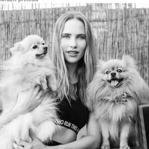 Brisa Fenoy Instagram - Filo, Leia y yo 2015 📷 @cristianbarrero en Madrid. 
Si deslizas hay muchos mas recuerdos de Filo.. 🪷
Como te echamos de menos 
No sabía cómo era este dolor.. profundo 🪶 Gracias Cristian por este retrato tan hermoso juntos los 3