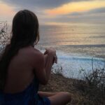 Brisa Fenoy Instagram - Si sonríes al mundo el mundo te sonríe 🪷 el mundo que te rodea es una proyección de tu mundo interior. Creas lo que eres. Este año he aprendido a elegir, elegir pensamientos, elegir alimento, elegir respirar, elegir discernir, elegir perdonar, elegir soltar.. con decisión. Elijo sanar. Elijo sonreír. Y me elijo a mi 🪷 La meditación me ayuda a elegir. Agradezco agradezco agradezco 🪷 otro día. Otra oportunidad. Otro atardecer. Otra respiracion. Sin forzar. Todo lo que mereces te será recompensando. Sin expectativas. Sin forzar. Sin desear… solo respirar solo sonreir solo dar… para recibir 🪷#namaste #mashallah Bali, Indonesia