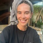 Brisa Fenoy Instagram - Si sonríes al mundo el mundo te sonríe 🪷 el mundo que te rodea es una proyección de tu mundo interior. Creas lo que eres. Este año he aprendido a elegir, elegir pensamientos, elegir alimento, elegir respirar, elegir discernir, elegir perdonar, elegir soltar.. con decisión. Elijo sanar. Elijo sonreír. Y me elijo a mi 🪷 La meditación me ayuda a elegir. Agradezco agradezco agradezco 🪷 otro día. Otra oportunidad. Otro atardecer. Otra respiracion. Sin forzar. Todo lo que mereces te será recompensando. Sin expectativas. Sin forzar. Sin desear… solo respirar solo sonreir solo dar… para recibir 🪷#namaste #mashallah Bali, Indonesia