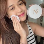 Brisia Jodie Instagram – Hayo ngaku siapa yang disini ngerasa kulitnya kusam? Salah satu rahasia kulit cerah aku adalah rutin eksfoliasi pakai ini! 

Apalagi bagi kalian yang masih takut eksfo, Licorice Brightening Pad to the rescue! Mengangkat sel kulit mati dan mencerahkan, super gentle & easy to use 🤍

Setelah cuci muka, tinggal usap kapas dari sisi bertekstur lalu sisi halus 😉 Love bgt! Ada yang udah cobain? 

#NPURE #LicoriceSeries #generasikulitsehat