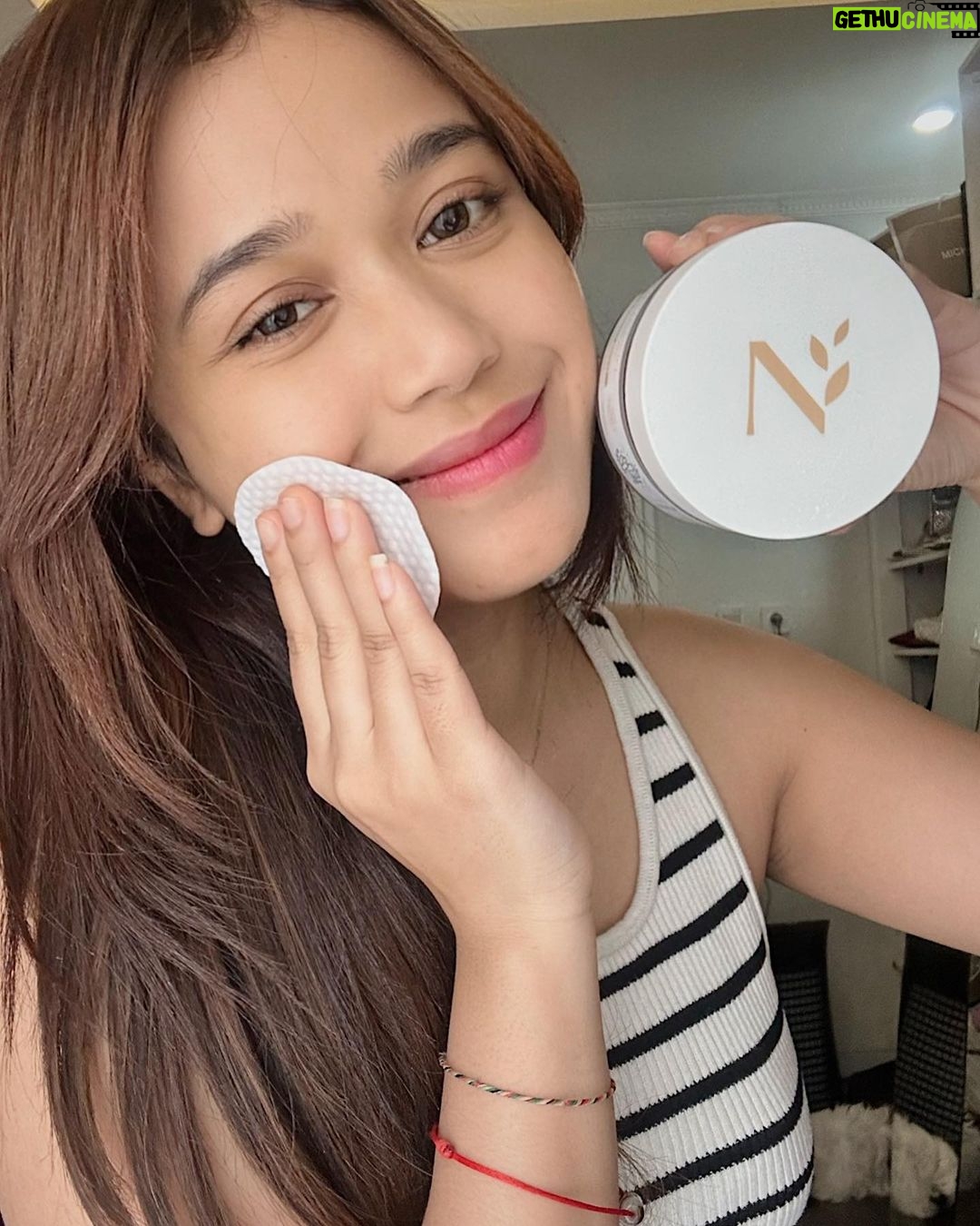 Brisia Jodie Instagram - Hayo ngaku siapa yang disini ngerasa kulitnya kusam? Salah satu rahasia kulit cerah aku adalah rutin eksfoliasi pakai ini! Apalagi bagi kalian yang masih takut eksfo, Licorice Brightening Pad to the rescue! Mengangkat sel kulit mati dan mencerahkan, super gentle & easy to use π€ Setelah cuci muka, tinggal usap kapas dari sisi bertekstur lalu sisi halus π Love bgt! Ada yang udah cobain? #NPURE #LicoriceSeries #generasikulitsehat