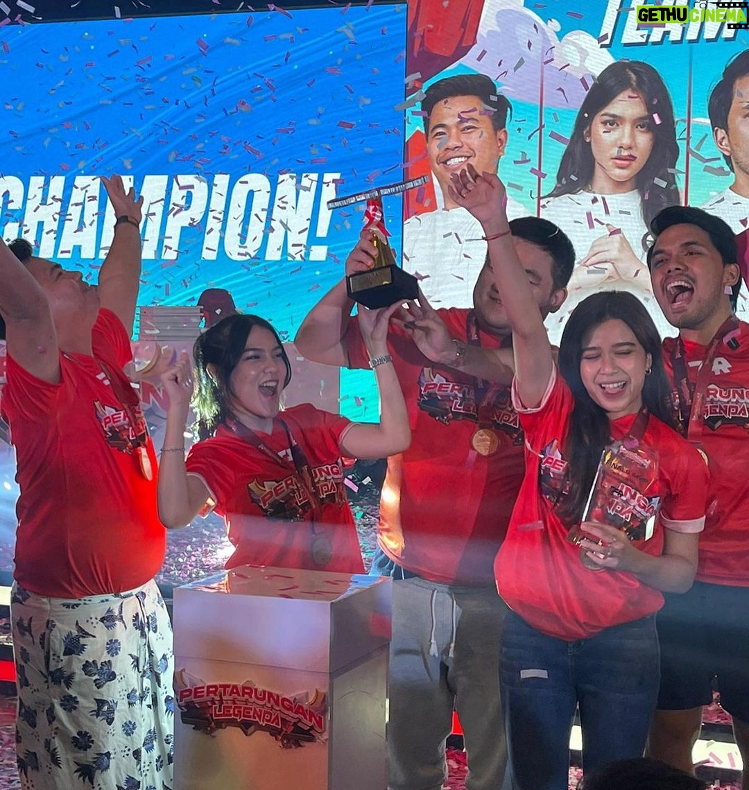 Brisia Jodie Instagram - CHAMPION! akhirnya bisa buktiin kalo no joki joki club HAHA GG team!!✨ Kata Mamah Jangan Pernah Menyakiti Wanita