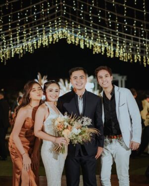 Brisia Jodie Instagram - Happy Wedding Itte&Arif astaga🤍 bahagia terus pokoknyaaaaaaa!!! udah hampir 6 tahun nemenin perjalanan kamu te walaupun kita udah sama2 sibuk untuk masa depan tapi u’ll be in my heart forever!!✨ semoga cepet nyusul ya aku Amin😋 #grittegetmarrief 

📸: @bibobns