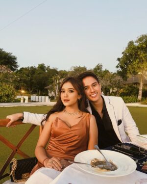 Brisia Jodie Instagram - Happy Wedding Itte&Arif astaga🤍 bahagia terus pokoknyaaaaaaa!!! udah hampir 6 tahun nemenin perjalanan kamu te walaupun kita udah sama2 sibuk untuk masa depan tapi u’ll be in my heart forever!!✨ semoga cepet nyusul ya aku Amin😋 #grittegetmarrief 

📸: @bibobns