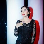 Brisia Jodie Instagram - Perempuan Jawa dikenal dengan ramah tamah kepada siapa saja, khususnya kepada calon mertua dan keluarganya. Bentuk kesopanan yang ditunjukan salah satunya, yaitu terlihat dari tutur katanya halus, serta nadanya lembut. Mereka juga sopan terhadap siapa saja, termasuk kepada orang yang dianggap paling dituakan atau dihormati. Ketika melewatinya, perempuan Jawa akan sedikit membungkukkan tubuhnya sebagai tanda kesopanannya. Dirgahayu Republik Indonesia❤️ Manusia berencana Tuhan punya kuasa.intinya adalah perkuatlah Doa.