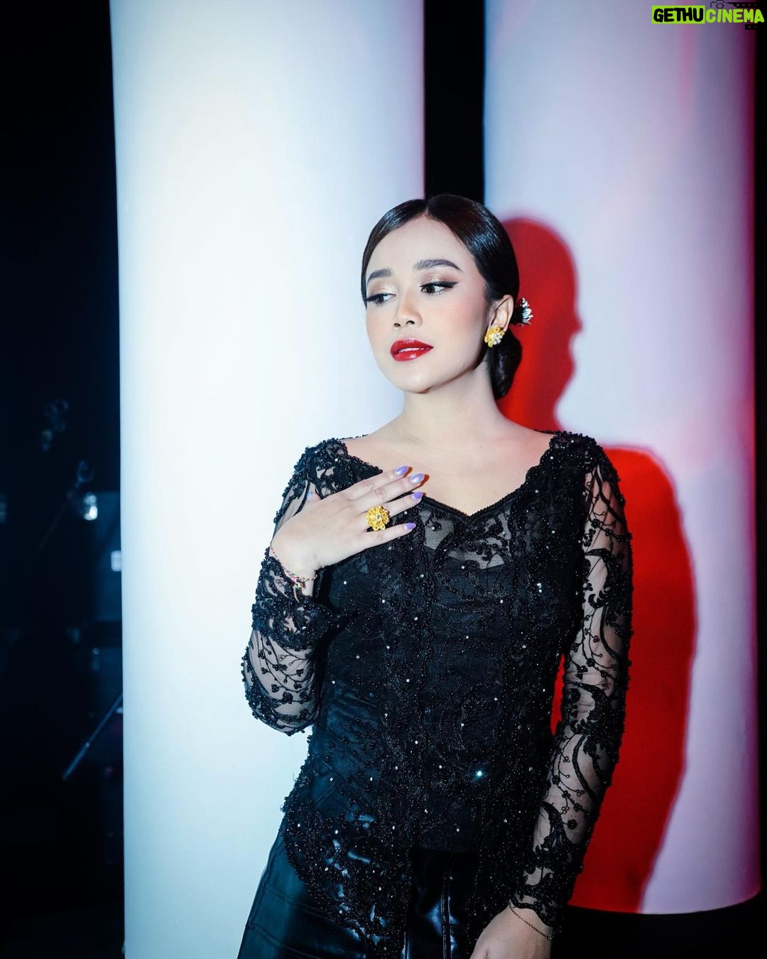 Brisia Jodie Instagram - Perempuan Jawa dikenal dengan ramah tamah kepada siapa saja, khususnya kepada calon mertua dan keluarganya. Bentuk kesopanan yang ditunjukan salah satunya, yaitu terlihat dari tutur katanya halus, serta nadanya lembut. Mereka juga sopan terhadap siapa saja, termasuk kepada orang yang dianggap paling dituakan atau dihormati. Ketika melewatinya, perempuan Jawa akan sedikit membungkukkan tubuhnya sebagai tanda kesopanannya. Dirgahayu Republik Indonesia❤️ Manusia berencana Tuhan punya kuasa.intinya adalah perkuatlah Doa.