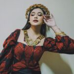 Brisia Jodie Instagram - Perempuan Jawa dikenal dengan ramah tamah kepada siapa saja, khususnya kepada calon mertua dan keluarganya. Bentuk kesopanan yang ditunjukan salah satunya, yaitu terlihat dari tutur katanya halus, serta nadanya lembut. Mereka juga sopan terhadap siapa saja, termasuk kepada orang yang dianggap paling dituakan atau dihormati. Ketika melewatinya, perempuan Jawa akan sedikit membungkukkan tubuhnya sebagai tanda kesopanannya. Dirgahayu Republik Indonesia❤️ Manusia berencana Tuhan punya kuasa.intinya adalah perkuatlah Doa.
