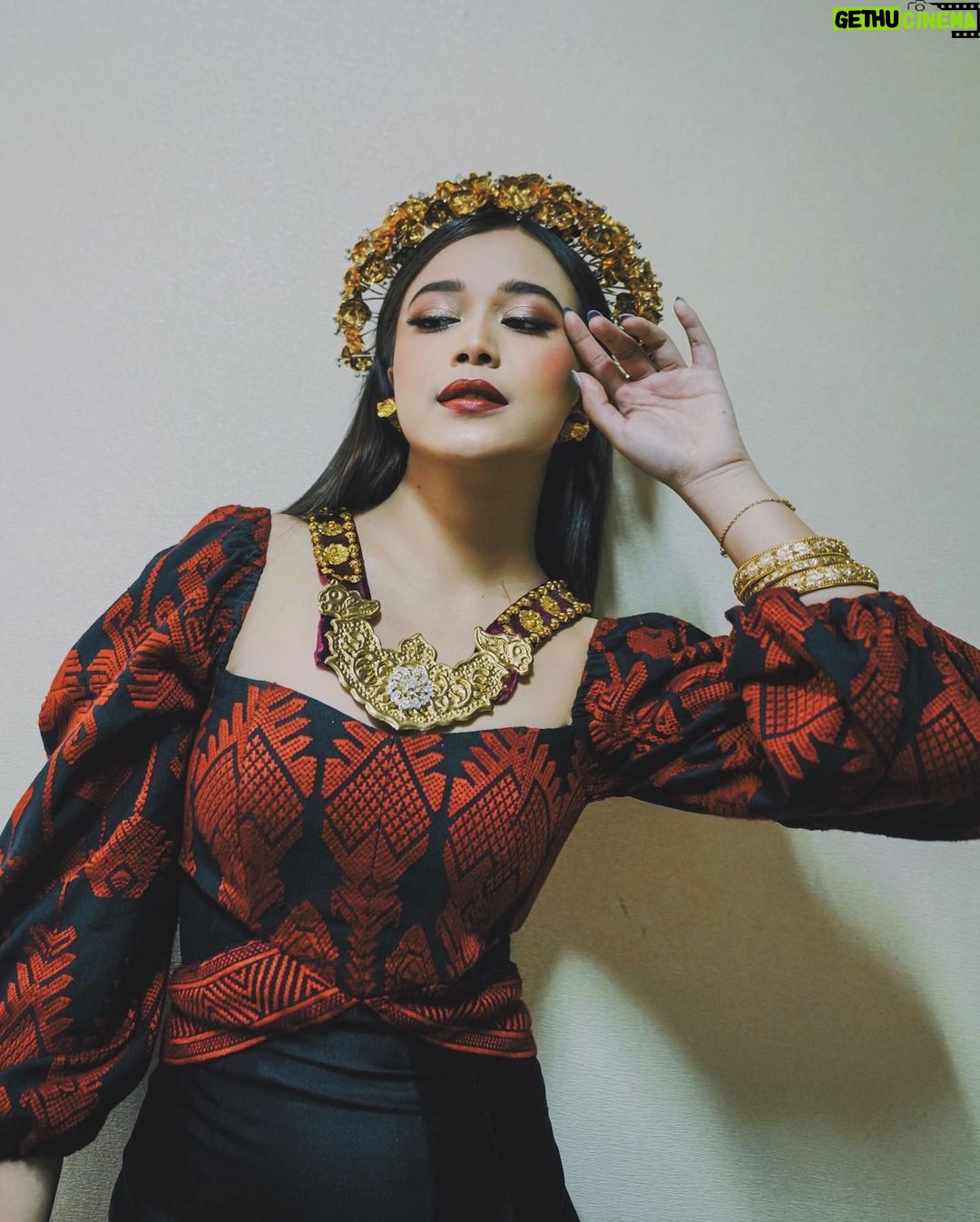 Brisia Jodie Instagram - Perempuan Jawa dikenal dengan ramah tamah kepada siapa saja, khususnya kepada calon mertua dan keluarganya. Bentuk kesopanan yang ditunjukan salah satunya, yaitu terlihat dari tutur katanya halus, serta nadanya lembut. Mereka juga sopan terhadap siapa saja, termasuk kepada orang yang dianggap paling dituakan atau dihormati. Ketika melewatinya, perempuan Jawa akan sedikit membungkukkan tubuhnya sebagai tanda kesopanannya. Dirgahayu Republik Indonesia❤️ Manusia berencana Tuhan punya kuasa.intinya adalah perkuatlah Doa.