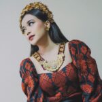 Brisia Jodie Instagram - Perempuan Jawa dikenal dengan ramah tamah kepada siapa saja, khususnya kepada calon mertua dan keluarganya. Bentuk kesopanan yang ditunjukan salah satunya, yaitu terlihat dari tutur katanya halus, serta nadanya lembut. Mereka juga sopan terhadap siapa saja, termasuk kepada orang yang dianggap paling dituakan atau dihormati. Ketika melewatinya, perempuan Jawa akan sedikit membungkukkan tubuhnya sebagai tanda kesopanannya. Dirgahayu Republik Indonesia❤️ Manusia berencana Tuhan punya kuasa.intinya adalah perkuatlah Doa.